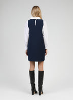 An'ge – Robe Courte Maleo Marine, mannequin de dos portant une robe courte bleu marine et des bottes noires