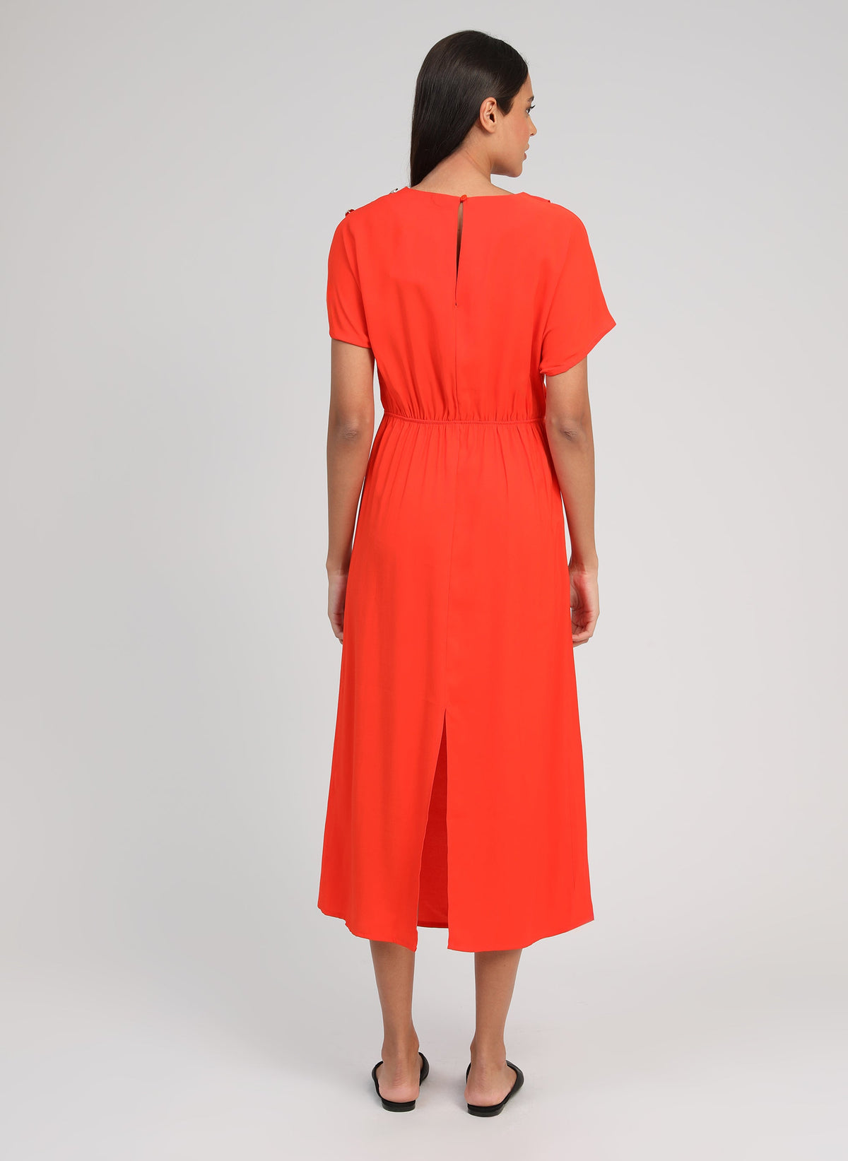 An'ge – Midi-jurk Malixa Piment, model van achteren gekleed in een felrode halflange jurk