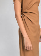 An'ge – Midijurk Malixa Daim, model in een bruine jurk met gerimpeld detail aan de zijkant