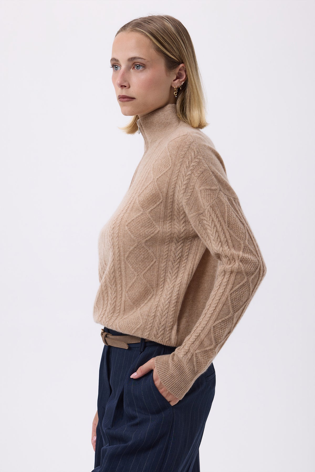 Kabeltrui met Grote Opstaande Kraag en Rits F Malka - Beige Crème - Dames