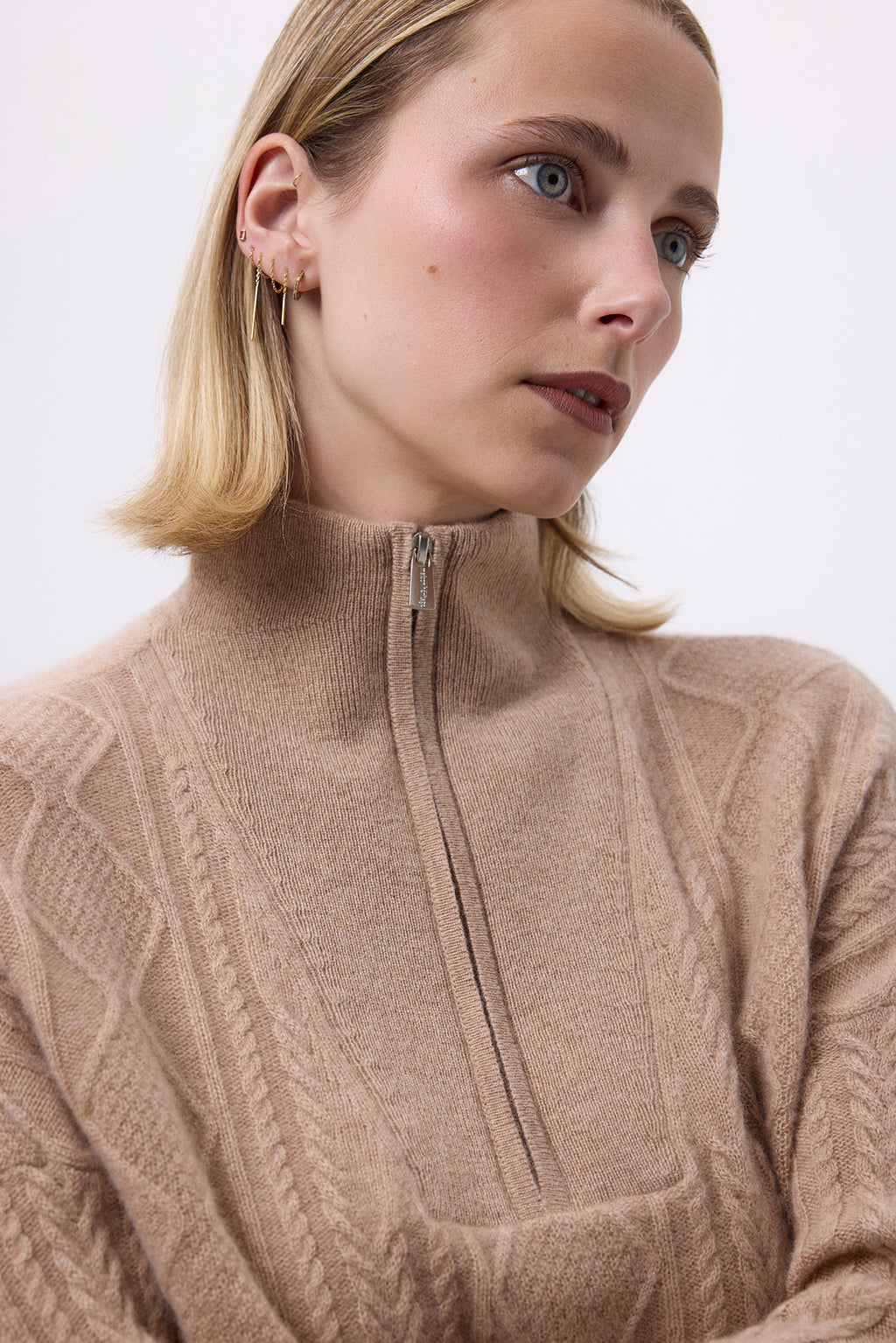 Kabeltrui met Grote Opstaande Kraag en Rits F Malka - Beige Crème - Dames