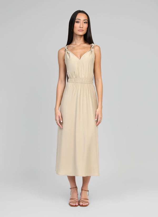 An'ge – Robe Midi Malouise Beige, robe longue beige portée par un mannequin, vue de face