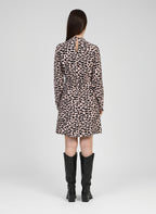 An'ge – Robe Courte Maluka Balou Beige, robe à motifs léopard portée de dos par un mannequin