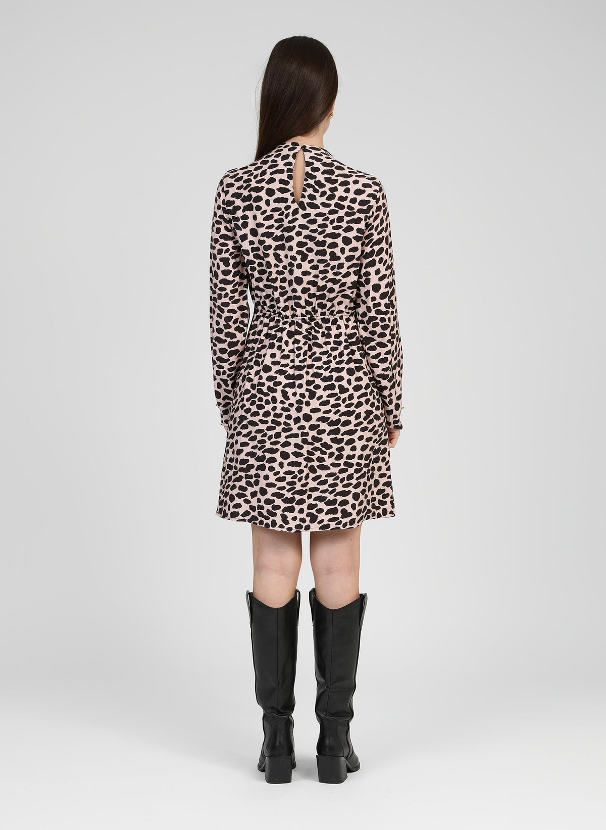 An'ge – Robe Courte Maluka Balou Beige, robe à motifs léopard portée de dos par un mannequin