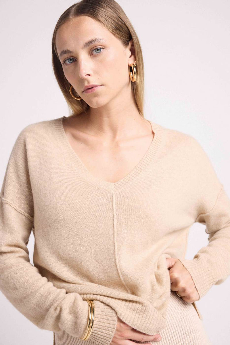 Manon - Creme - 100% Oeko-Tex Cashmere - Oversize V-Neck Sweater with visible stitching Woman