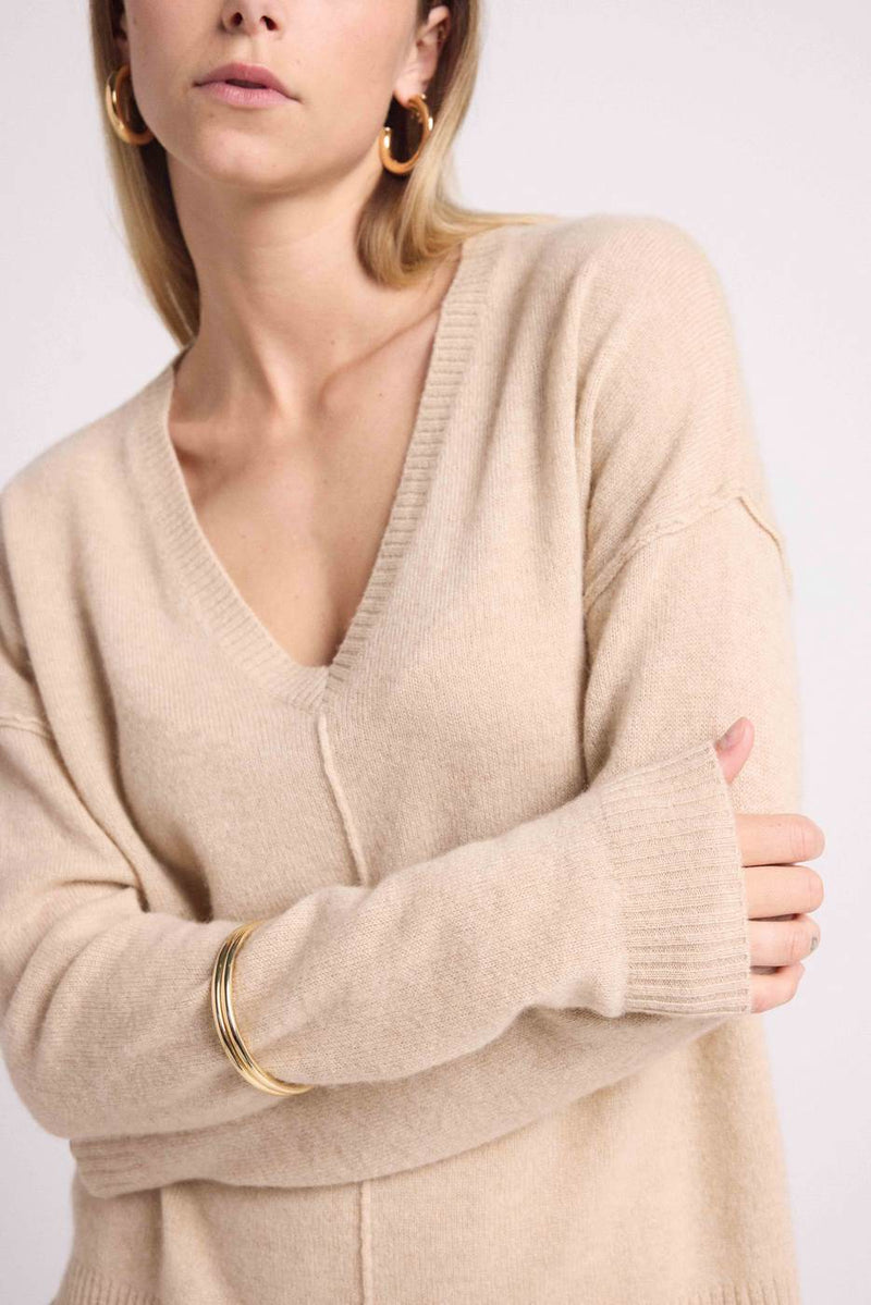 Manon - Creme - 100% Oeko-Tex Cashmere - Oversize V-Neck Sweater with visible stitching Woman