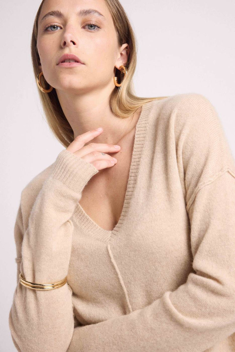 Manon - Creme - 100% Oeko-Tex Cashmere - Oversize V-Neck Sweater with visible stitching Woman