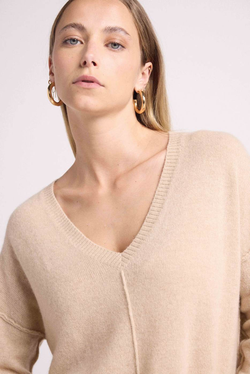 Manon - Creme - 100% Oeko-Tex Cashmere - Oversize V-Neck Sweater with visible stitching Woman