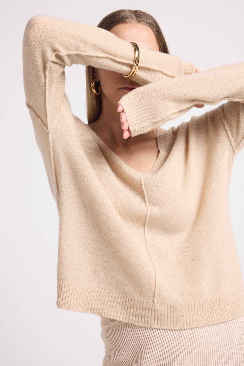 Manon - Creme - 100% Oeko-Tex Cashmere - Oversize V-Neck Sweater with visible stitching Woman