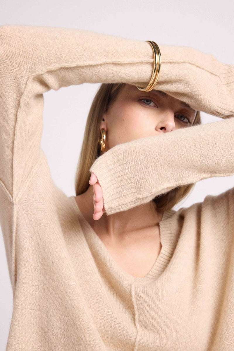 Manon - Creme - 100% Oeko-Tex Cashmere - Oversize V-Neck Sweater with visible stitching Woman