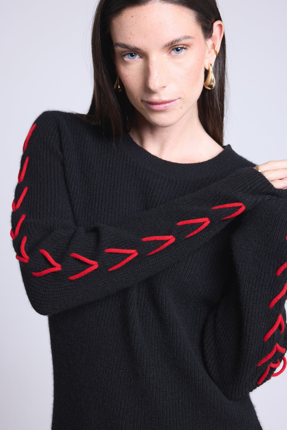 Pull Col Rond Lacets Manches Marta - Noir Rouge - Femme