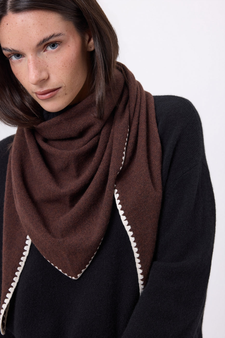Bufanda Bandana Oversize Triángulo Con Pespuntes Maya - Marrón Blanco - Mujer