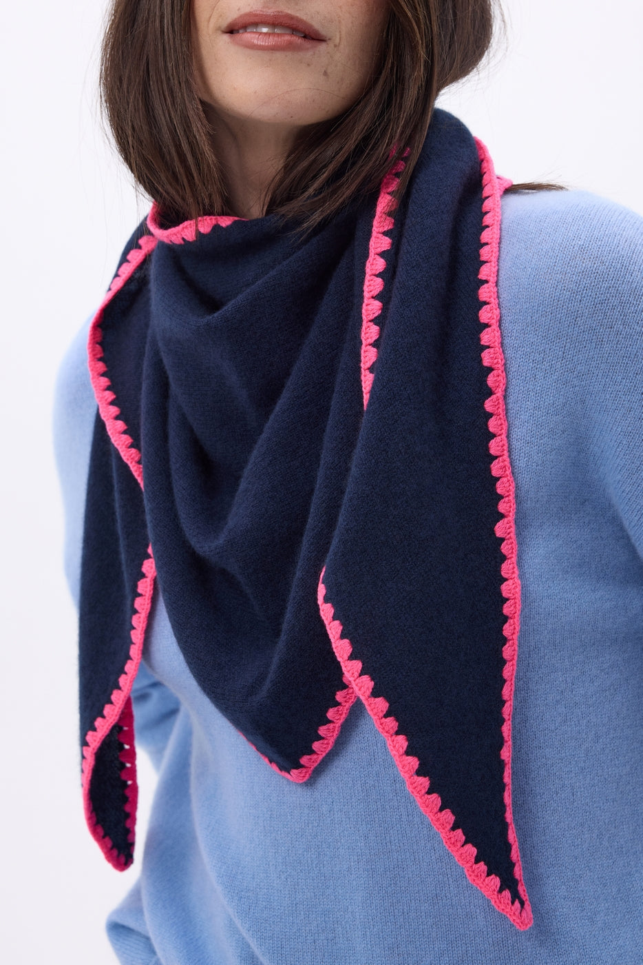 Bufanda bandana oversize triangular con pespuntes Maya - Azul marino rosa flúor - Mujer