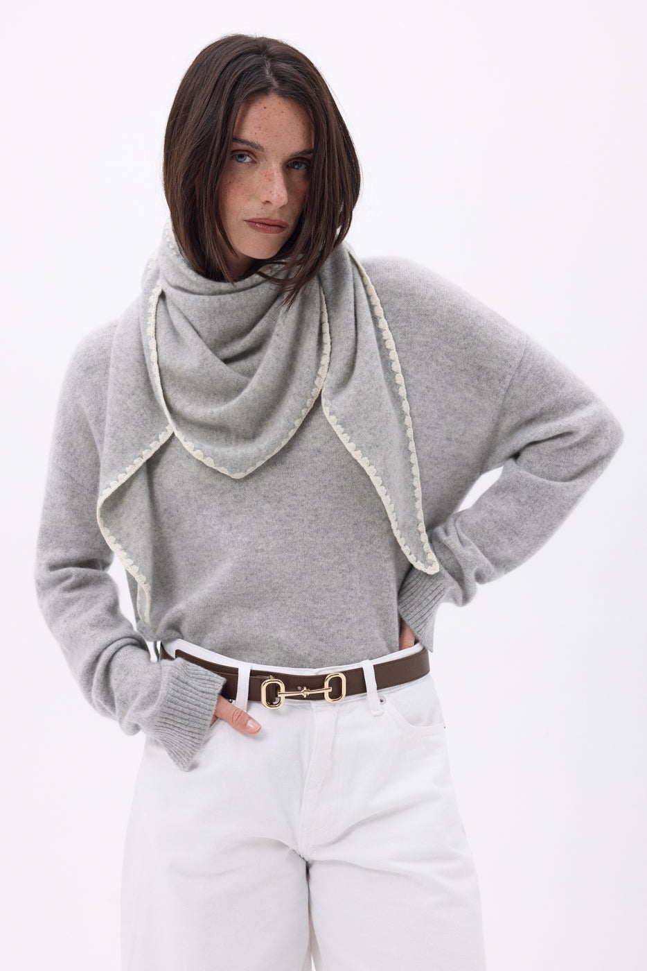 Bufanda bandana oversize triangular con pespuntes Maya - Gris blanco - Mujer