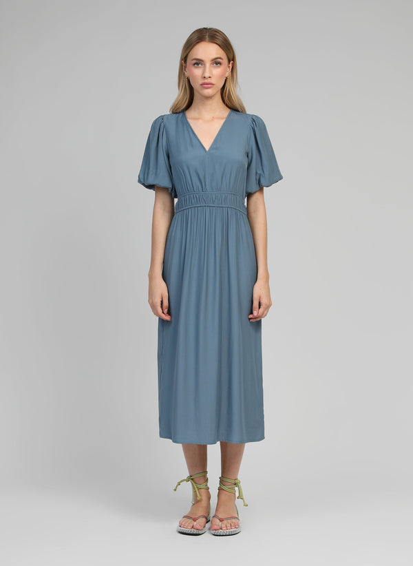 An'ge – Robe Longue Melile Azur, robe midi bleu clair, manches courtes, portée par un mannequin de face