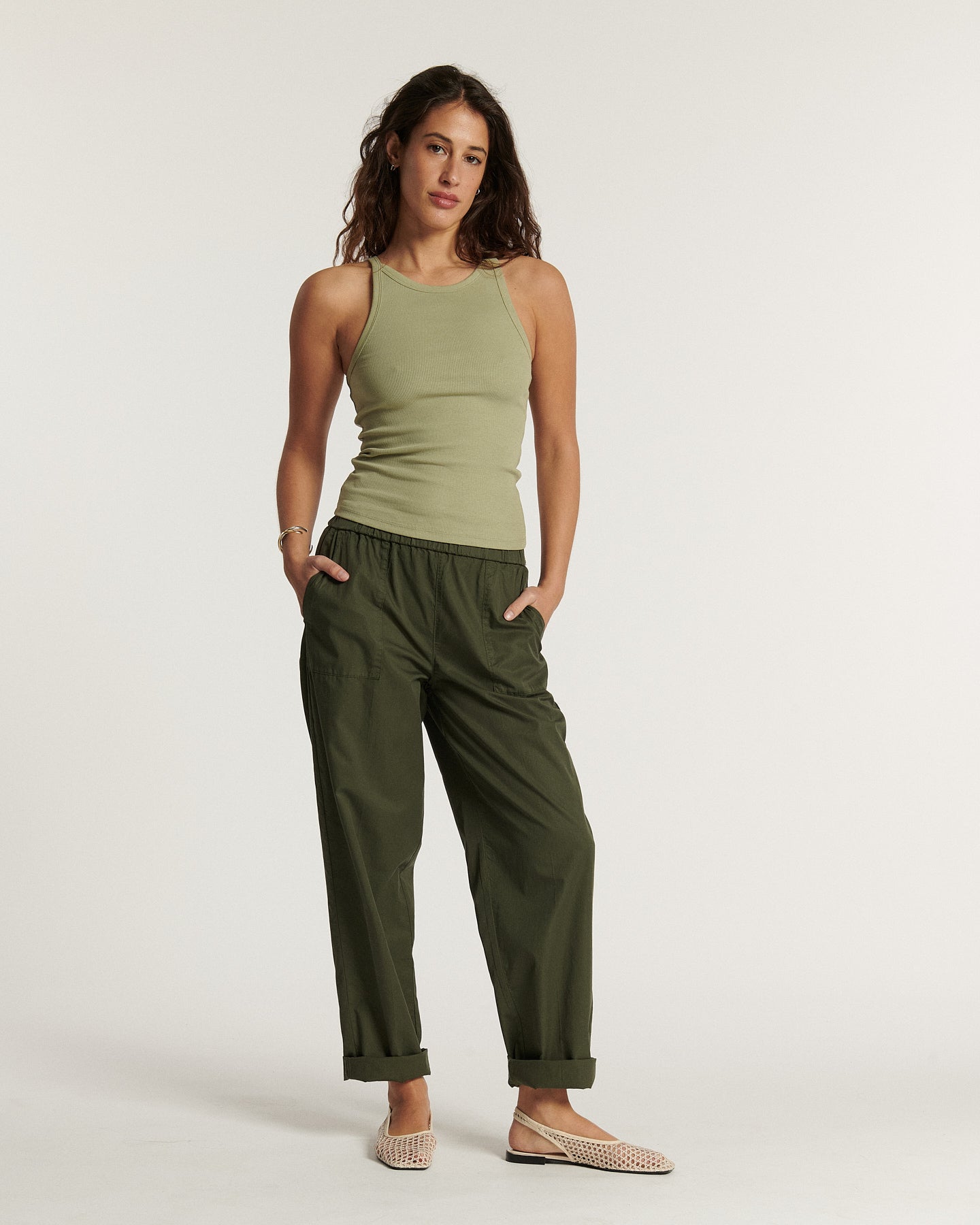 Pantalon khaki en popeline de coton léger, coupe droite avec ceinture élastique, adapté à toutes les morphologies pour un style décontracté et confortable.