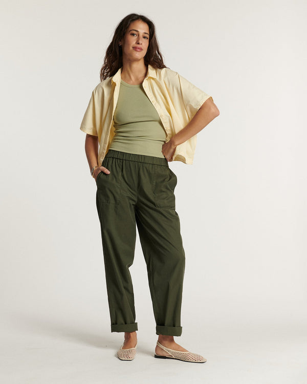 Women's pants in light khaki poplin, straight and comfortable cut with elastic waist, suitable for all body shapes for a casual and elegant style.