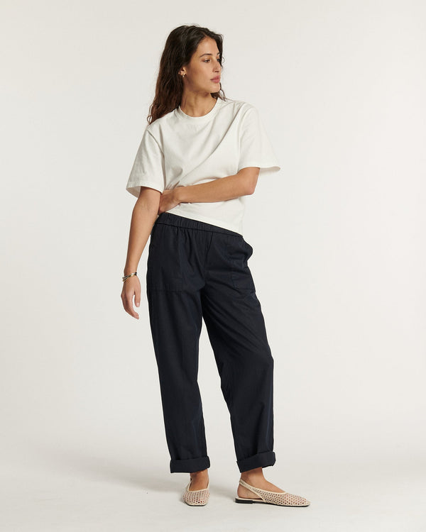 Women's pants in navy cotton poplin, straight and loose cut with elasticated waist, offering light comfort and a casual style perfect for summer.