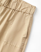 Pantalon en popeline beige clair, coupe droite avec taille élastique pour un confort ajusté, matière légère et agréable idéale pour l'été.