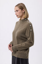 Sweter Damski Ze Stójką I Ozdobną Aplikacją Miranda - Khaki