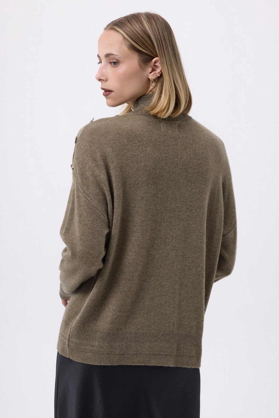 Sweter Damski Ze Stójką I Ozdobną Aplikacją Miranda - Khaki