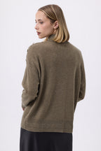 Sweter Damski Ze Stójką I Ozdobną Aplikacją Miranda - Khaki