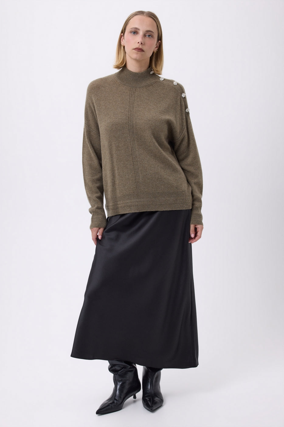 Sweter Damski Ze Stójką I Ozdobną Aplikacją Miranda - Khaki
