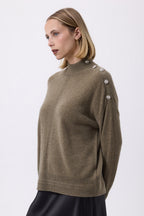 Sweter Damski Ze Stójką I Ozdobną Aplikacją Miranda - Khaki