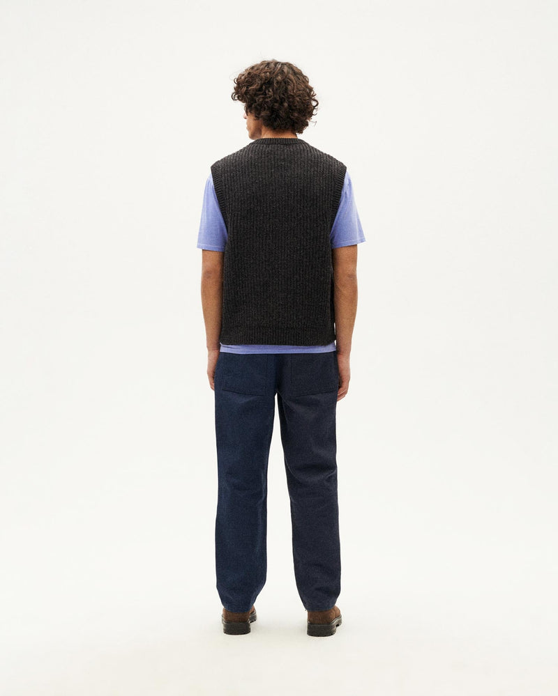 Chaleco negro lana Oliver sostenible-4