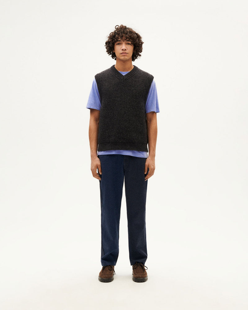 Chaleco negro lana Oliver sostenible-5