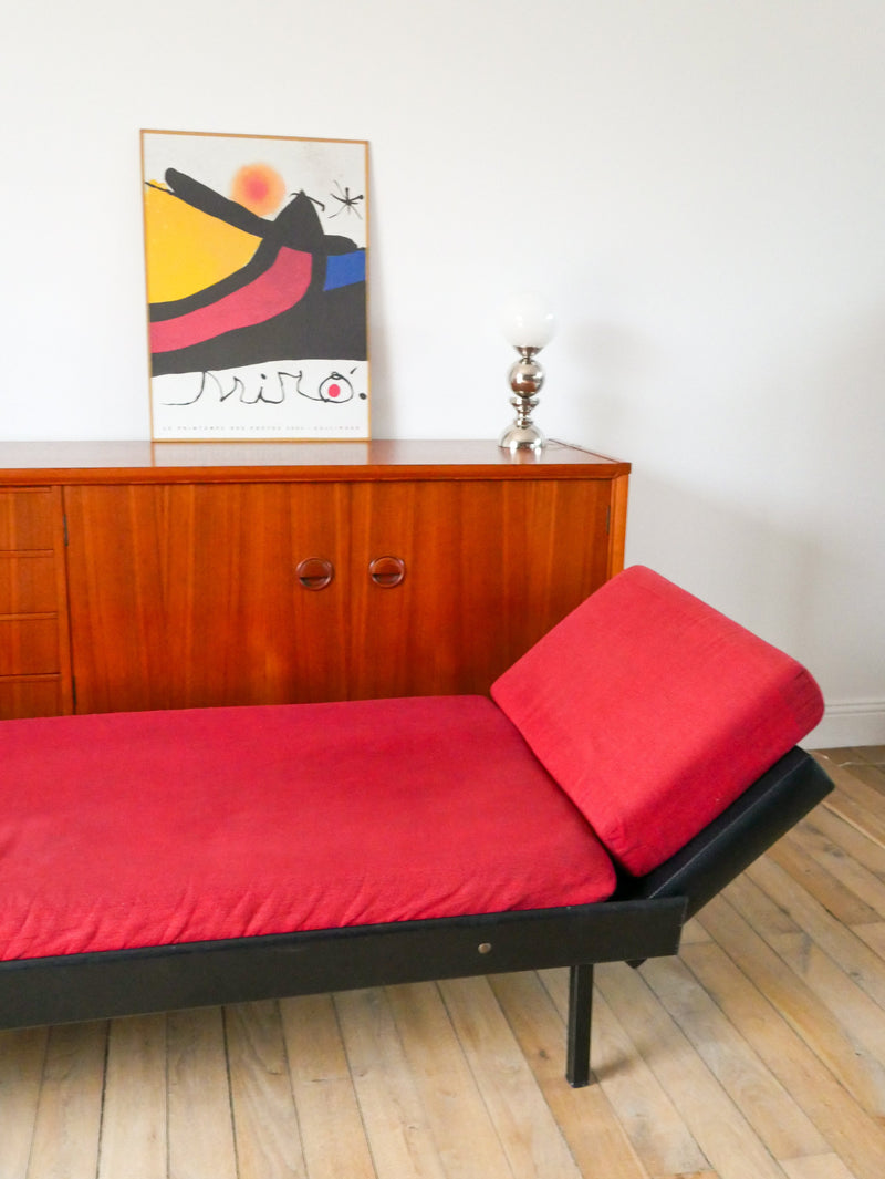 Canapé Day Bed En Skaï - Tissus Rouge Chiné Et Métal Noir - 1950