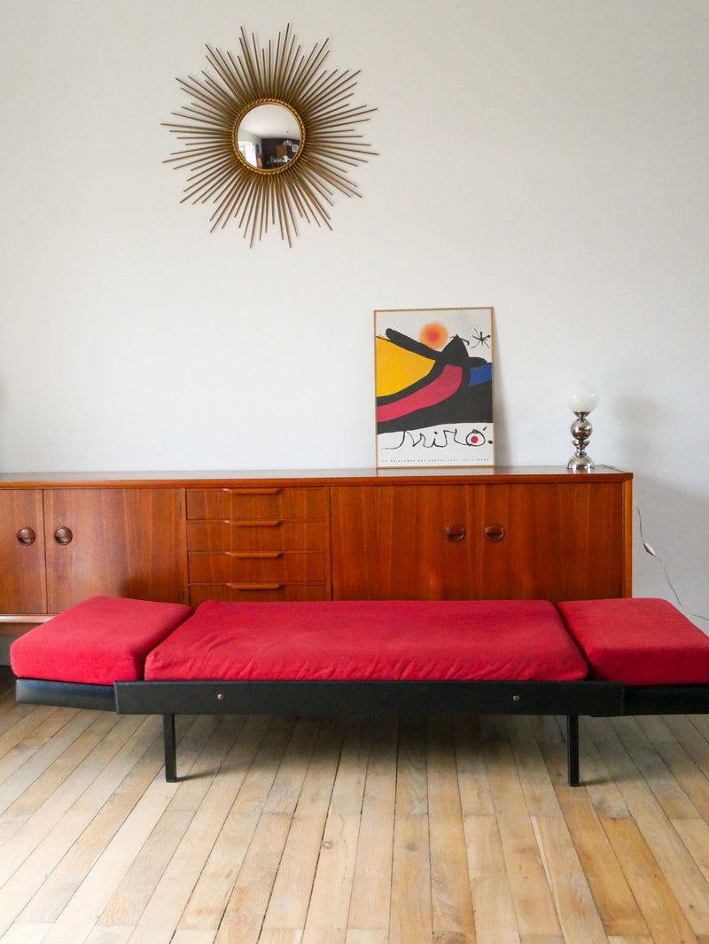 Canapé Day Bed En Skaï - Tissus Rouge Chiné Et Métal Noir - 1950