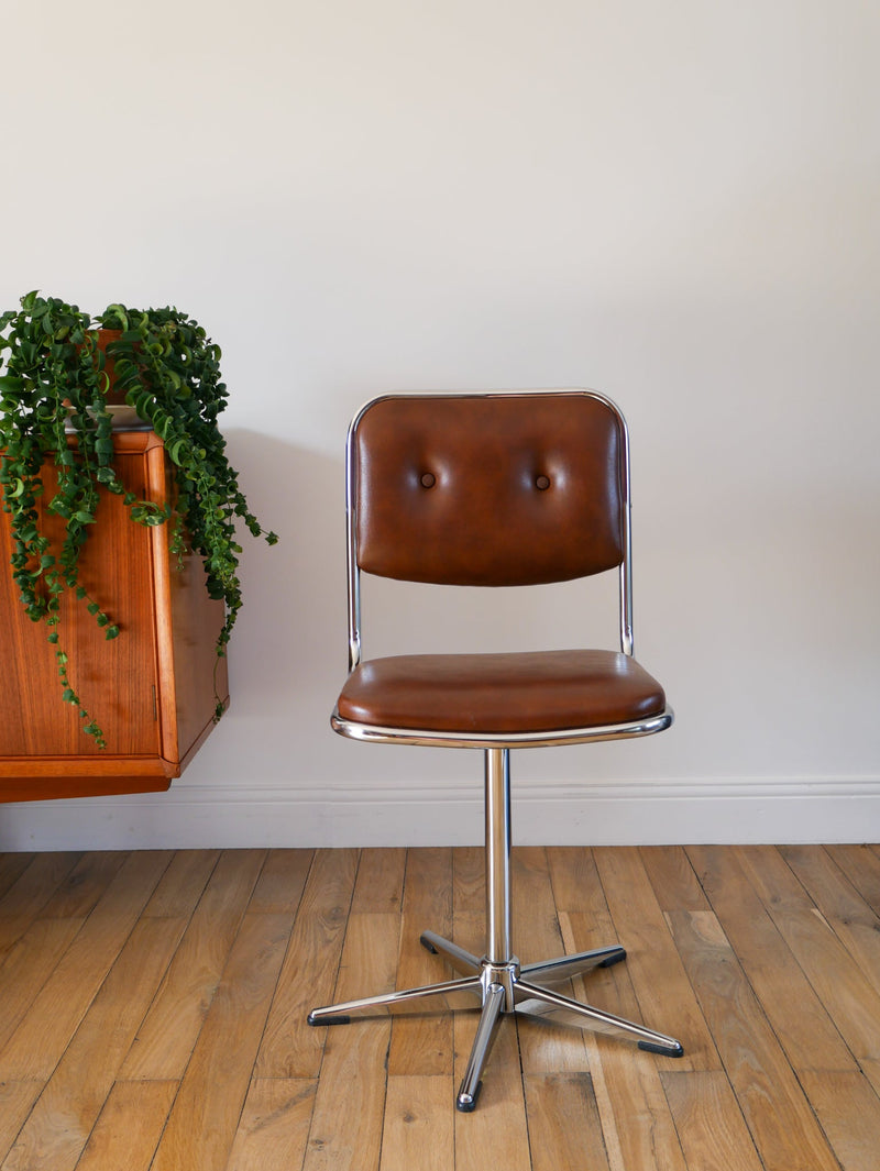 Paire De Chaises Pivoantes De Bureau En Chrome Et Skaï - Marron - Design - 1970