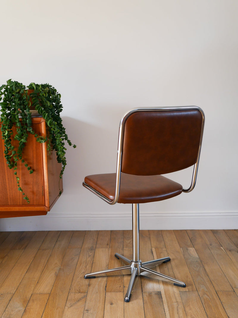 Paire De Chaises Pivoantes De Bureau En Chrome Et Skaï - Marron - Design - 1970