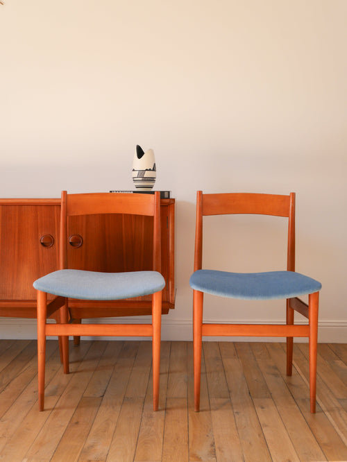 Paire De Chaises Scandinaves En Bois De Hêtre Et Velours Bleu Orage - Entièrement Retapissées - Design - 1960