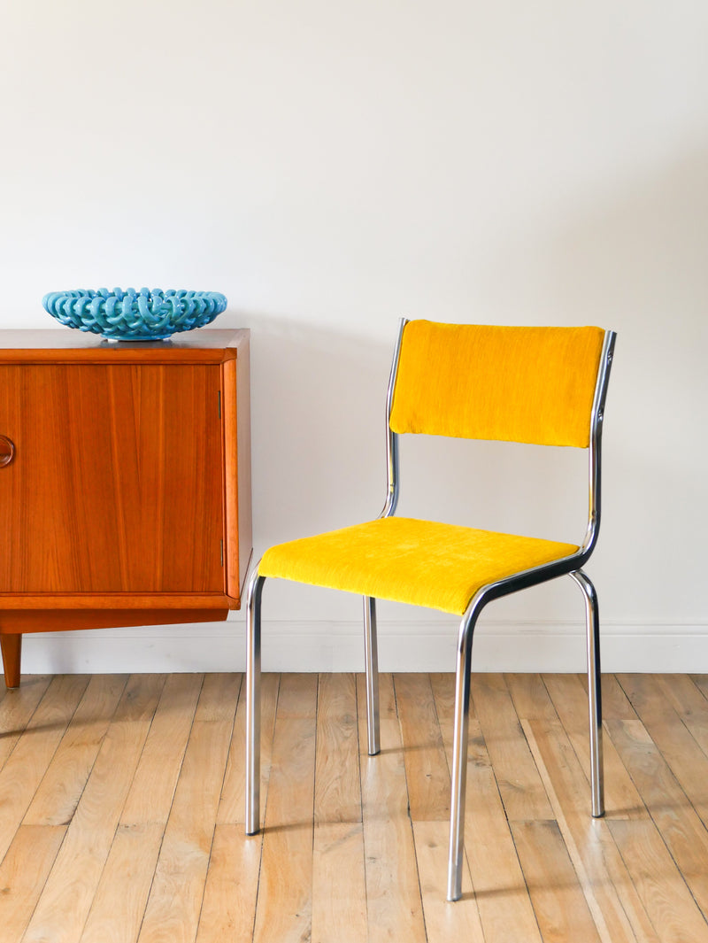 Paire De Chaises En Chrome Et Velours Texturé - Jaune Poussin - Entièrement Retapissées - Design - 1970