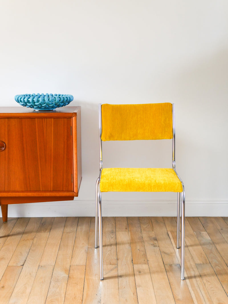 Paire De Chaises En Chrome Et Velours Texturé - Jaune Poussin - Entièrement Retapissées - Design - 1970