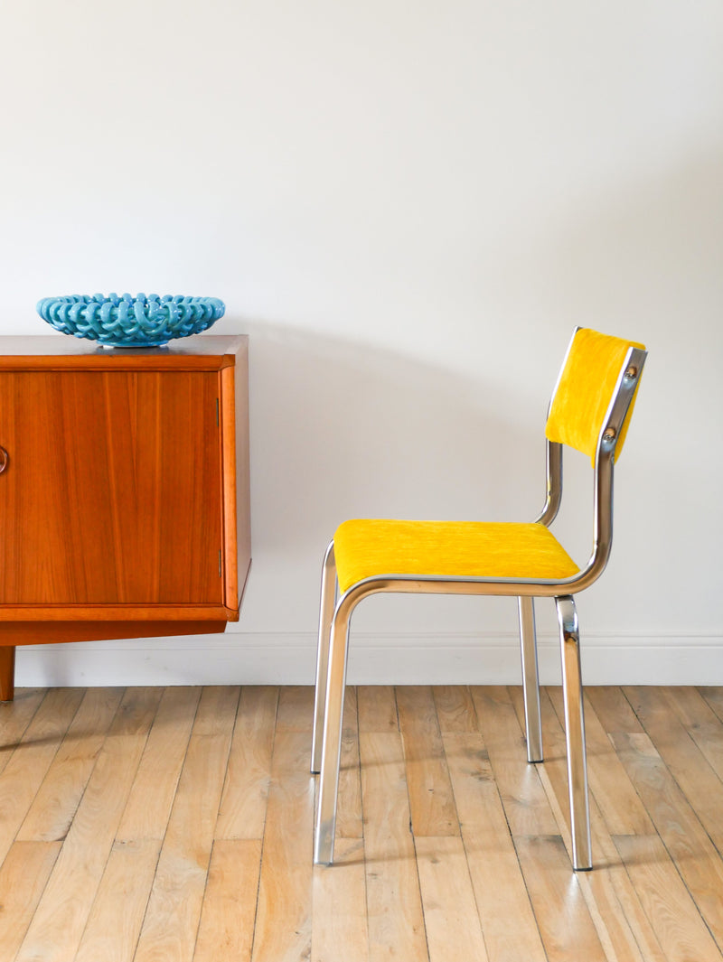 Paire De Chaises En Chrome Et Velours Texturé - Jaune Poussin - Entièrement Retapissées - Design - 1970