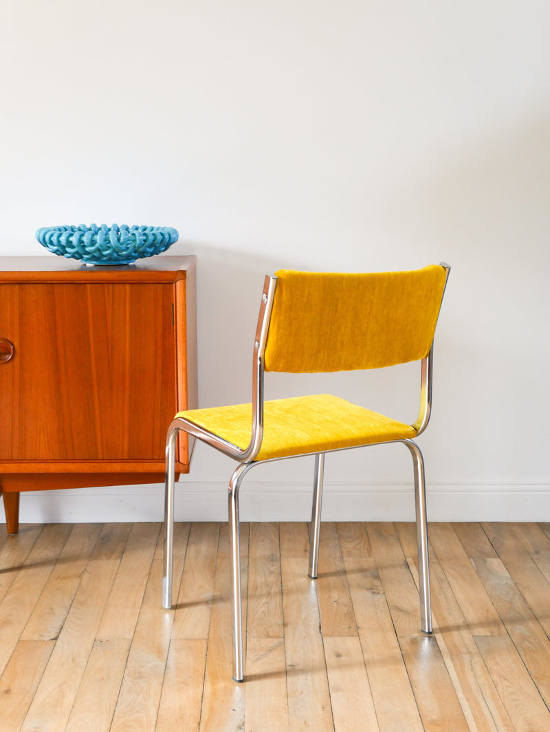 Paire De Chaises En Chrome Et Velours Texturé - Jaune Poussin - Entièrement Retapissées - Design - 1970