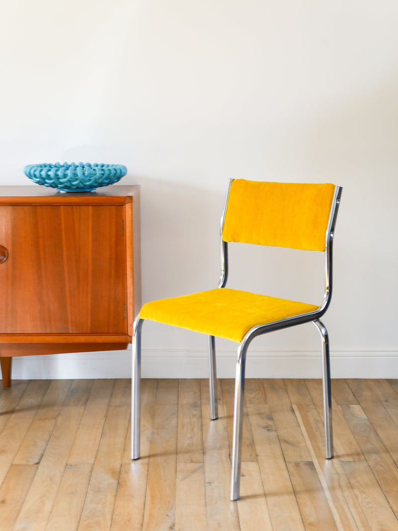 Paire De Chaises En Chrome Et Velours Texturé - Jaune Poussin - Entièrement Retapissées - Design - 1970