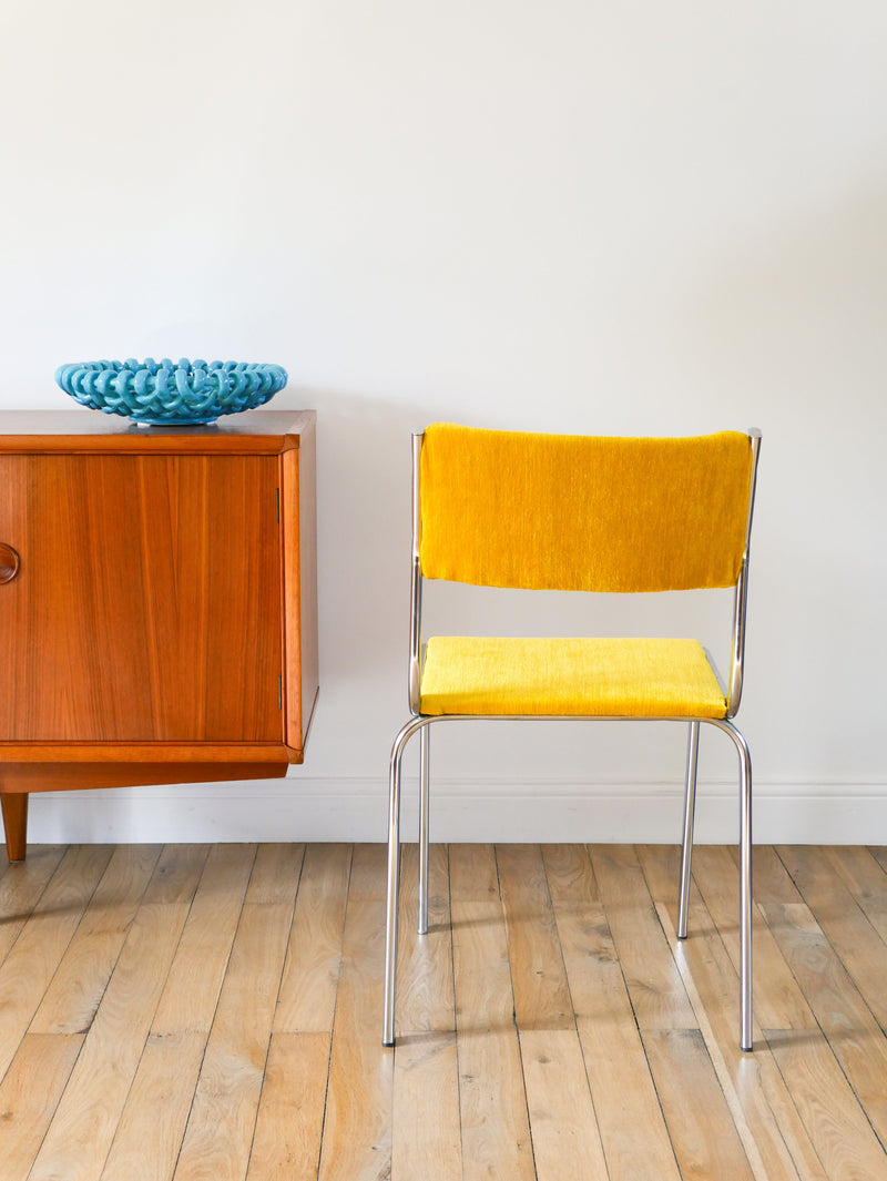 Paire De Chaises En Chrome Et Velours Texturé - Jaune Poussin - Entièrement Retapissées - Design - 1970