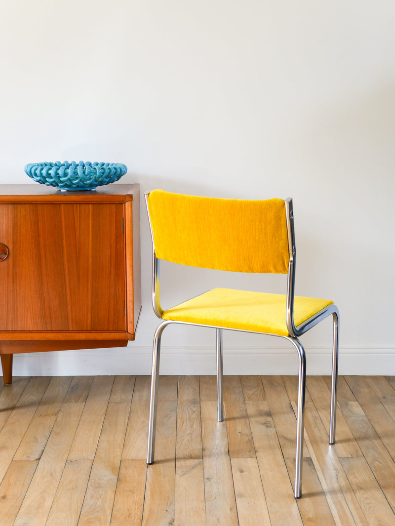 Paire De Chaises En Chrome Et Velours Texturé - Jaune Poussin - Entièrement Retapissées - Design - 1970