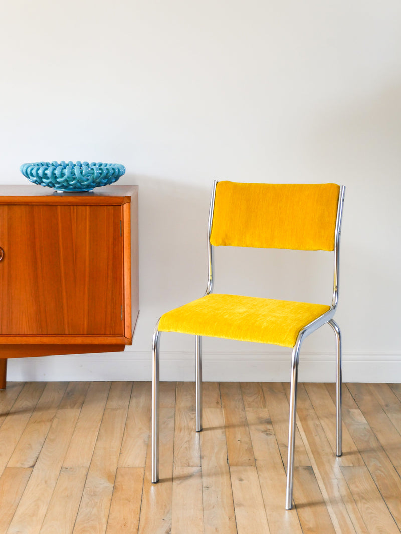 Paire De Chaises En Chrome Et Velours Texturé - Jaune Poussin - Entièrement Retapissées - Design - 1970