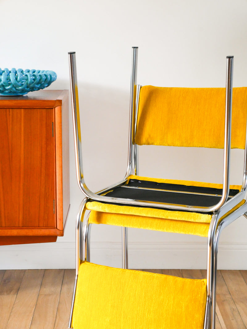 Paire De Chaises En Chrome Et Velours Texturé - Jaune Poussin - Entièrement Retapissées - Design - 1970