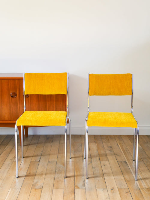 Paire De Chaises En Chrome Et Velours Texturé - Jaune Poussin - Entièrement Retapissées - Design - 1970