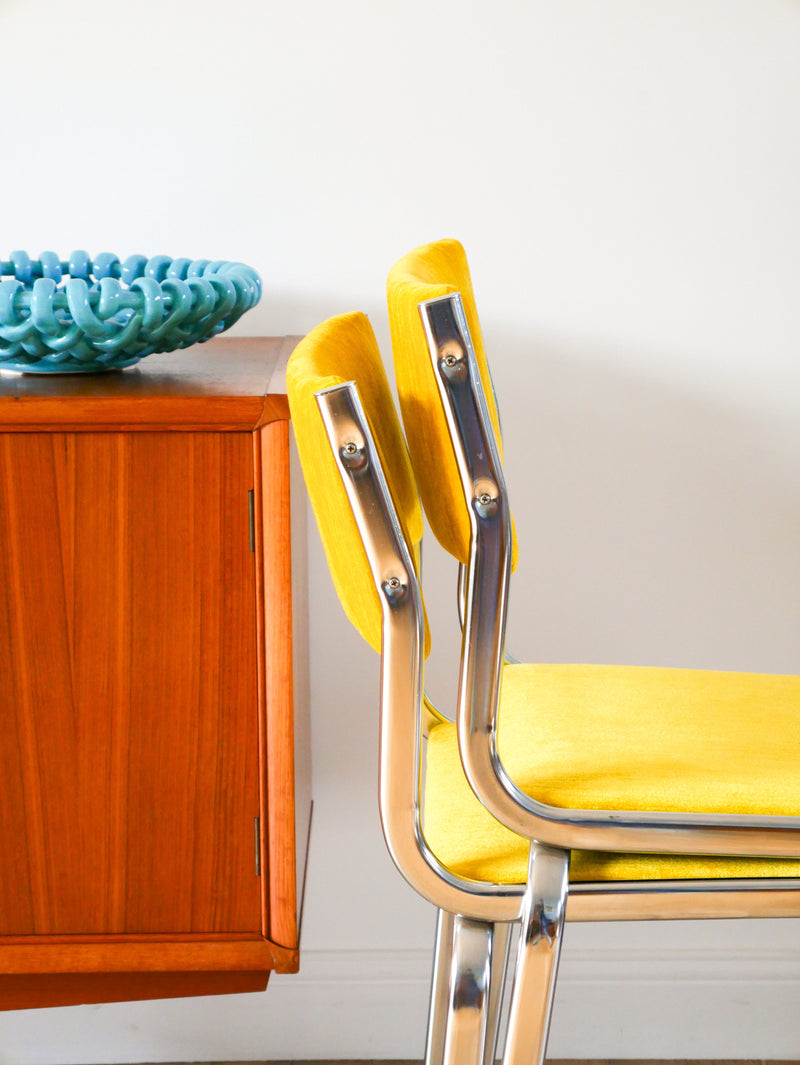 Paire De Chaises En Chrome Et Velours Texturé - Jaune Poussin - Entièrement Retapissées - Design - 1970