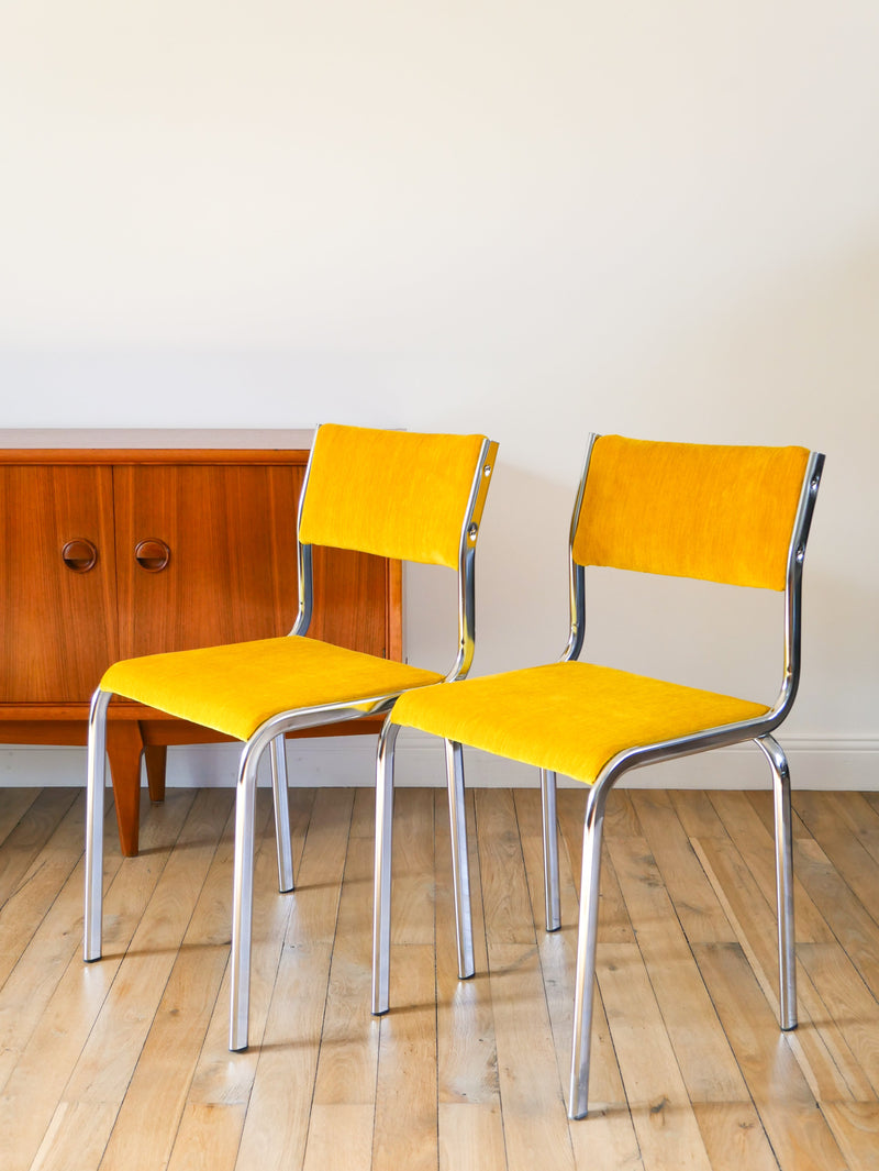 Paire De Chaises En Chrome Et Velours Texturé - Jaune Poussin - Entièrement Retapissées - Design - 1970