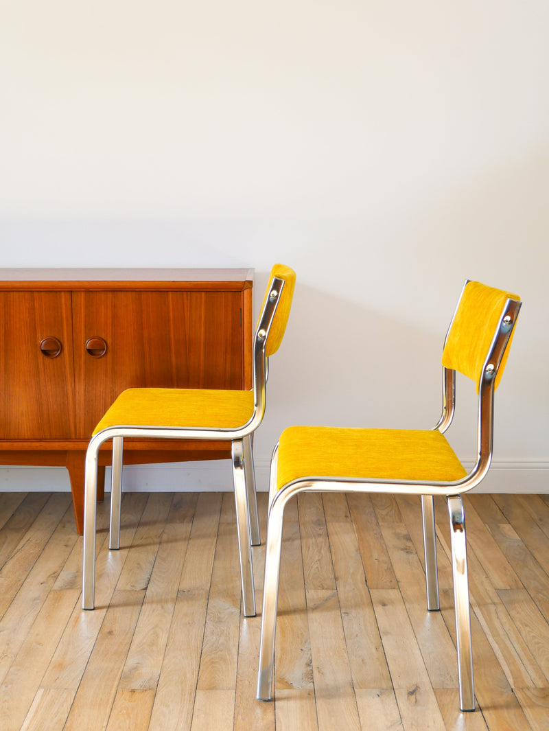 Paire De Chaises En Chrome Et Velours Texturé - Jaune Poussin - Entièrement Retapissées - Design - 1970