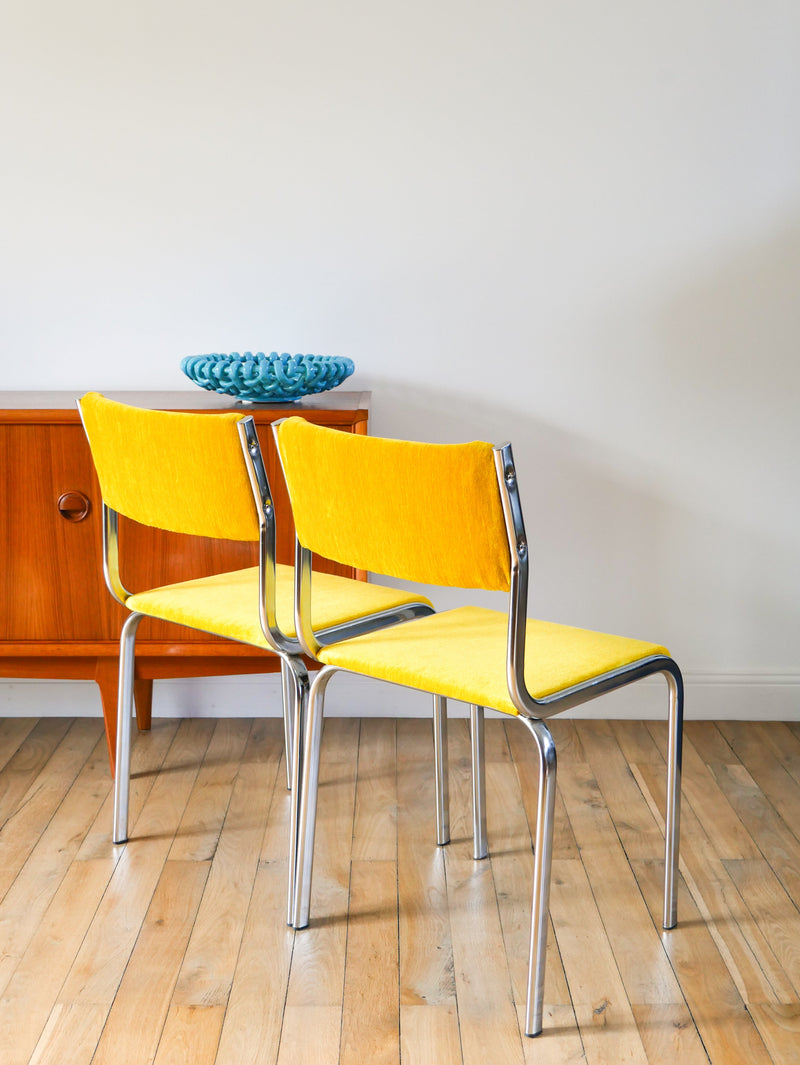 Paire De Chaises En Chrome Et Velours Texturé - Jaune Poussin - Entièrement Retapissées - Design - 1970