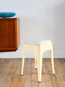 Tabouret Tripode En Plastique Et Assise En Skaï - Crème Et Gris - Signé Ami - 1970